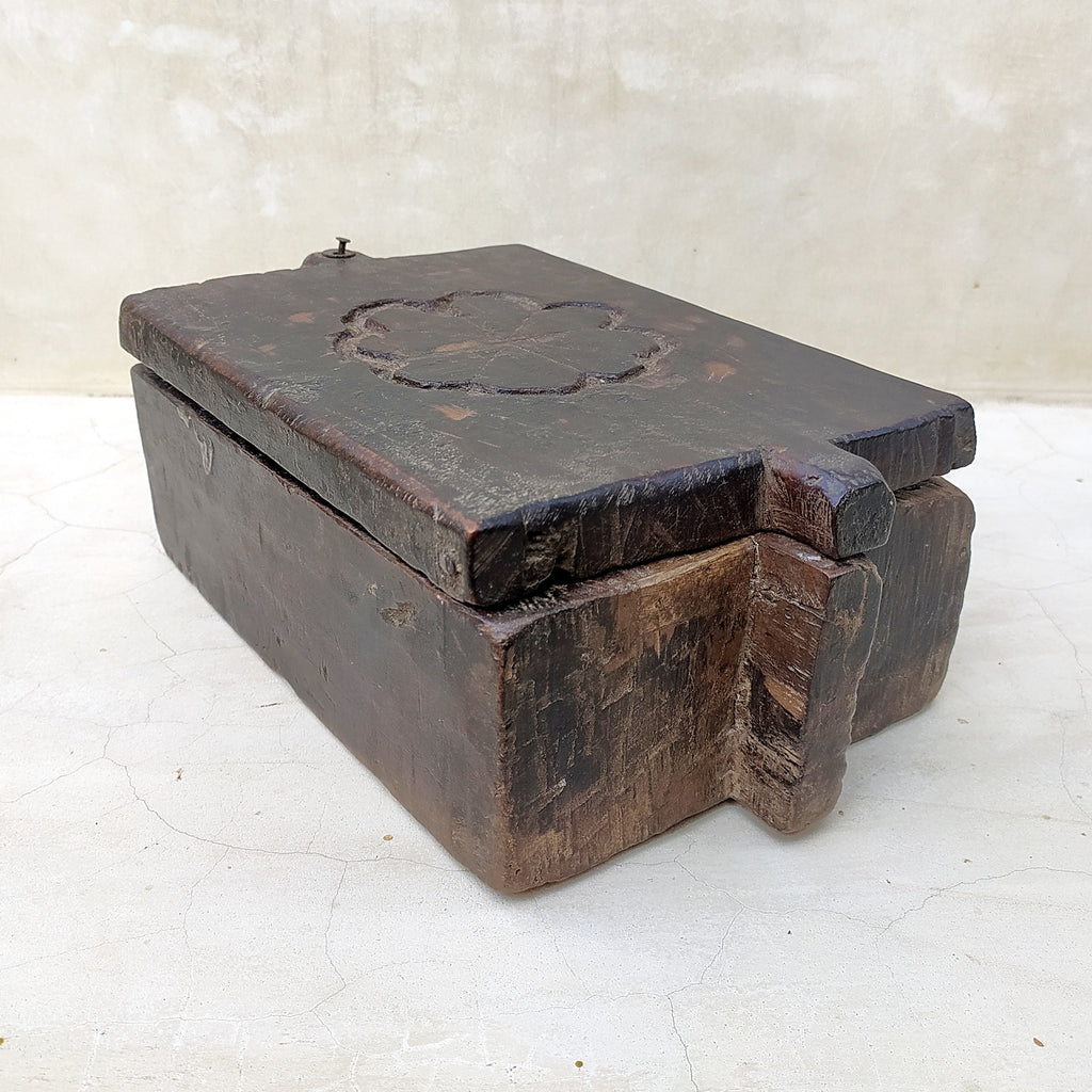 Vintage Wooden Spice Box With 5 Compartments. Length 30 cm x Width 19 x Height 11 cm