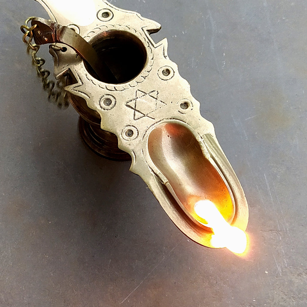Changalavottom - Traditional Oil Lamp Of Kerala With A Brass Spoon. L 34 cm x W 8 cm x Ht 8 cm