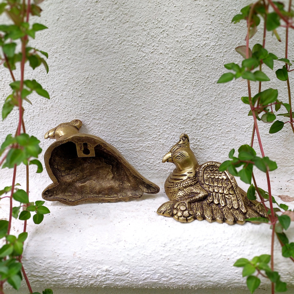 Enchanting Pair of Brass Parrots. Length 16 cm x Height 13 x Depth 5 cm