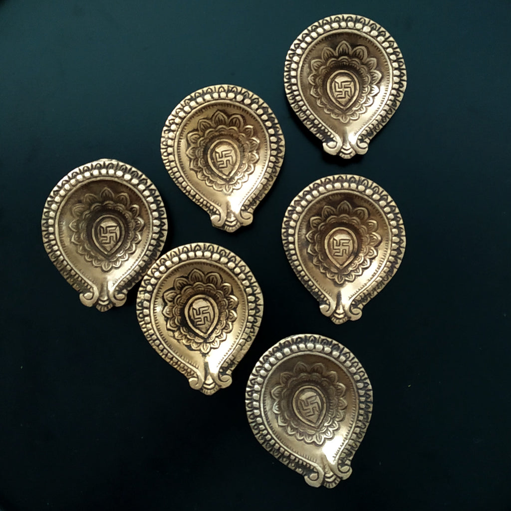 Collection Of 6 Vintage Brass Oil Lamps With An Exquisite Lotus Design - L 9 cm x W 5.5 cm x H 4 cm