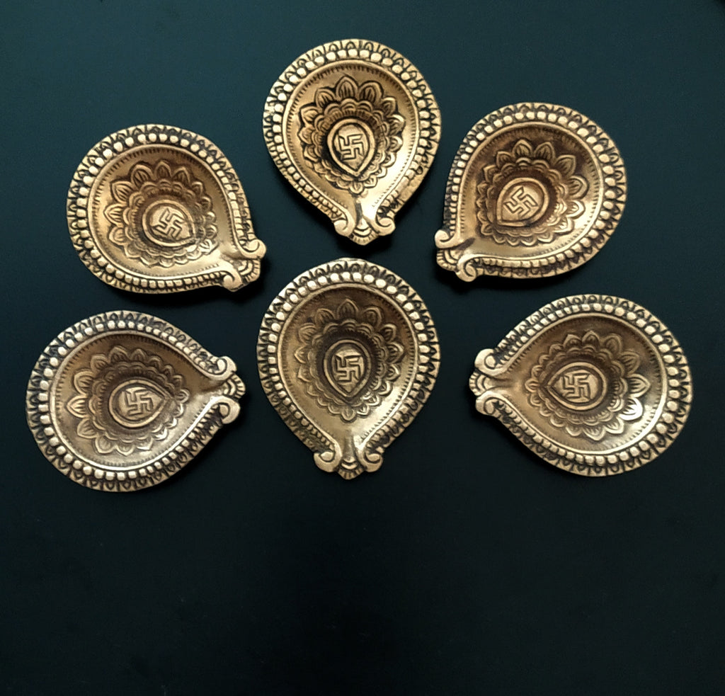 Collection Of 6 Vintage Brass Oil Lamps With An Exquisite Lotus Design - L 9 cm x W 5.5 cm x H 4 cm