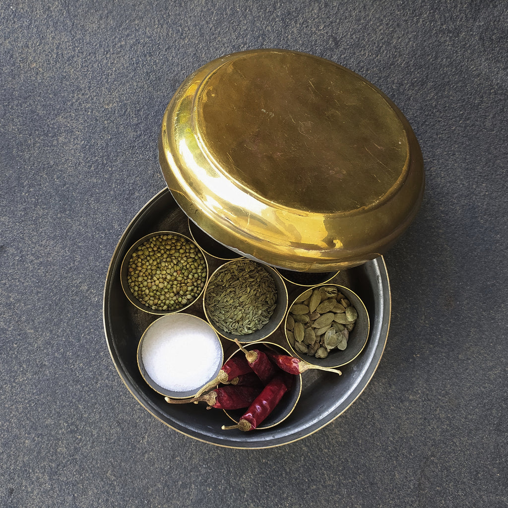 Vintage Round Brass Condiment | Spice Box With 7 Spice Containers, Diameter 18.5 cm x Ht 9.5 cm