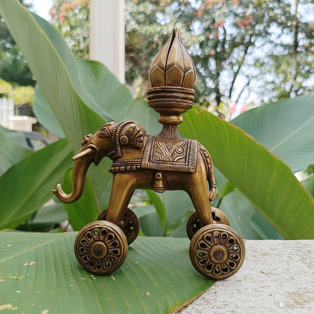 Majestic Brass Elephant On Wheels With A 16 Petals Lotus Lamp. L 16.5 cm x Ht 21 cm x W 8.5 cm (Copy)