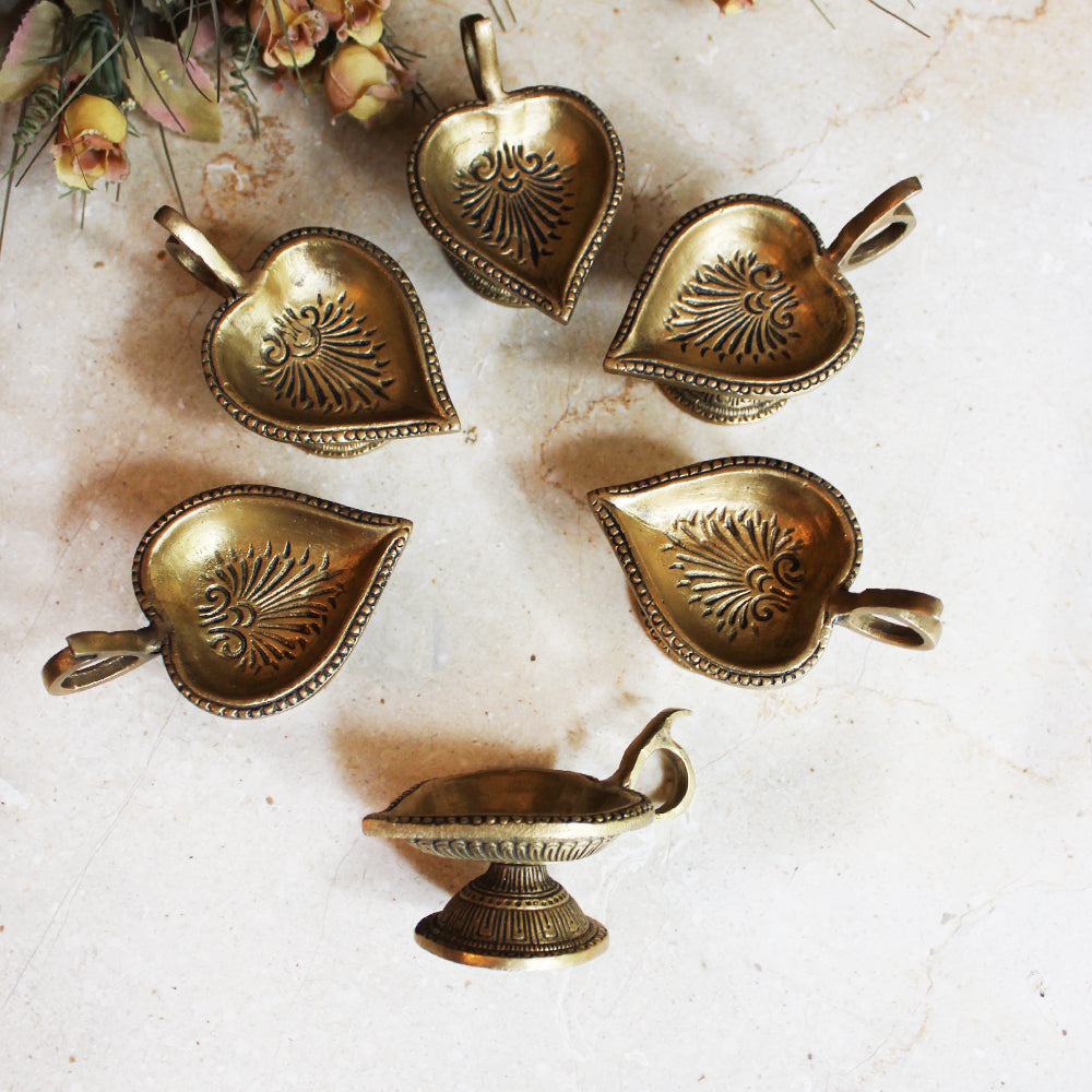 Set Of 6 Vintage Brass Heart Shaped Oil Lamps | Diyas .  Length 11 cm x W 7 cm x H 7 cm