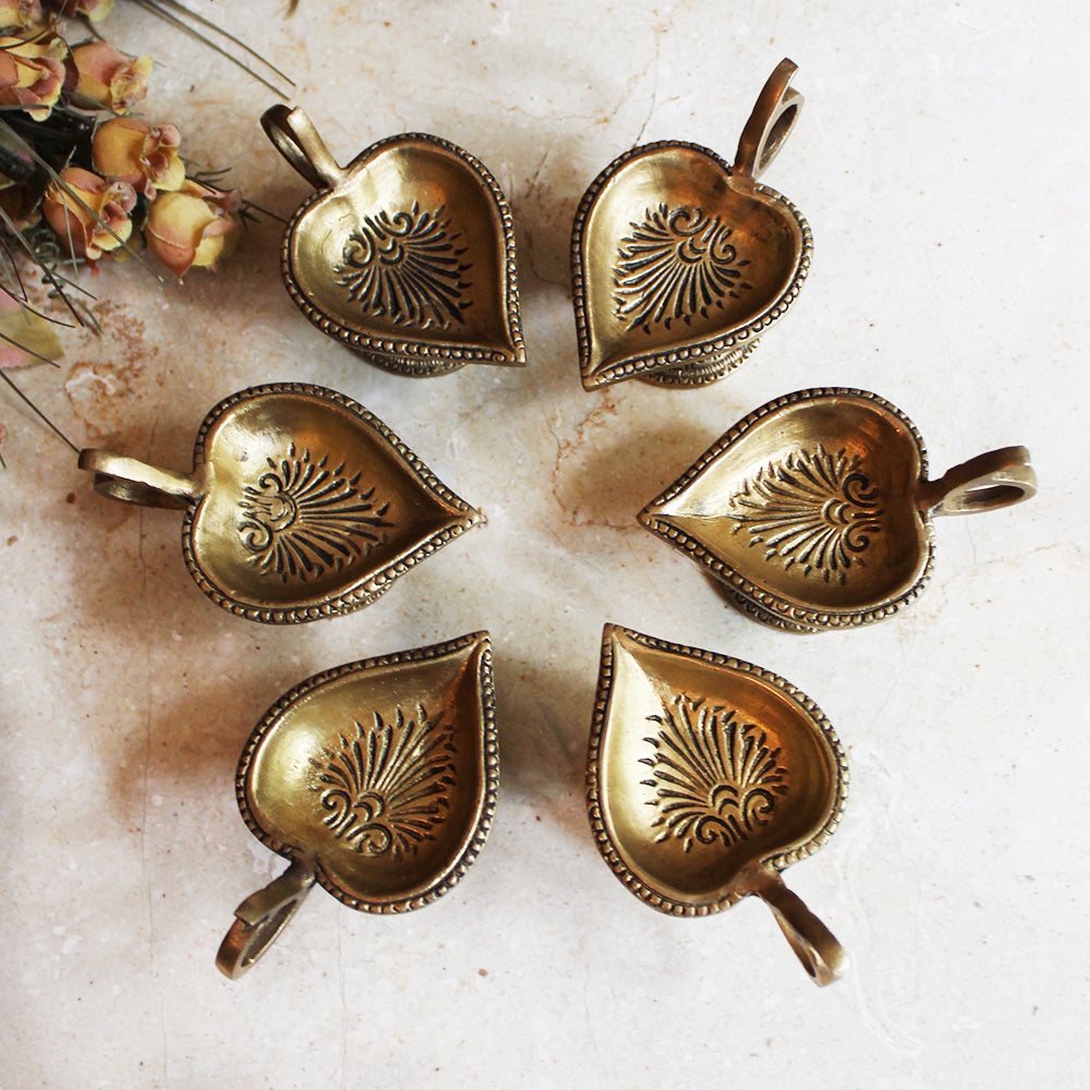 Set Of 6 Vintage Brass Heart Shaped Oil Lamps | Diyas .  Length 11 cm x W 7 cm x H 7 cm